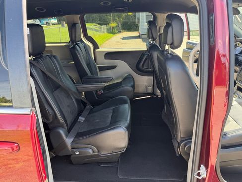 Used 2019 Dodge Grand Caravan SXT FWD image 18