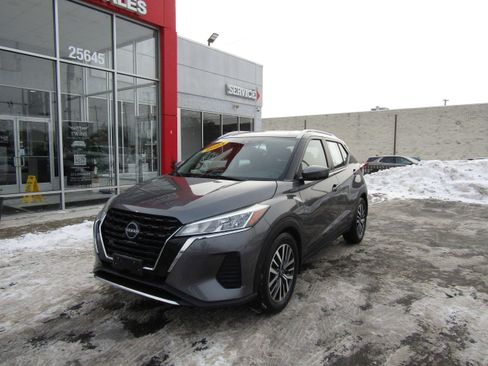 Used 2023 Nissan Kicks SV image 2