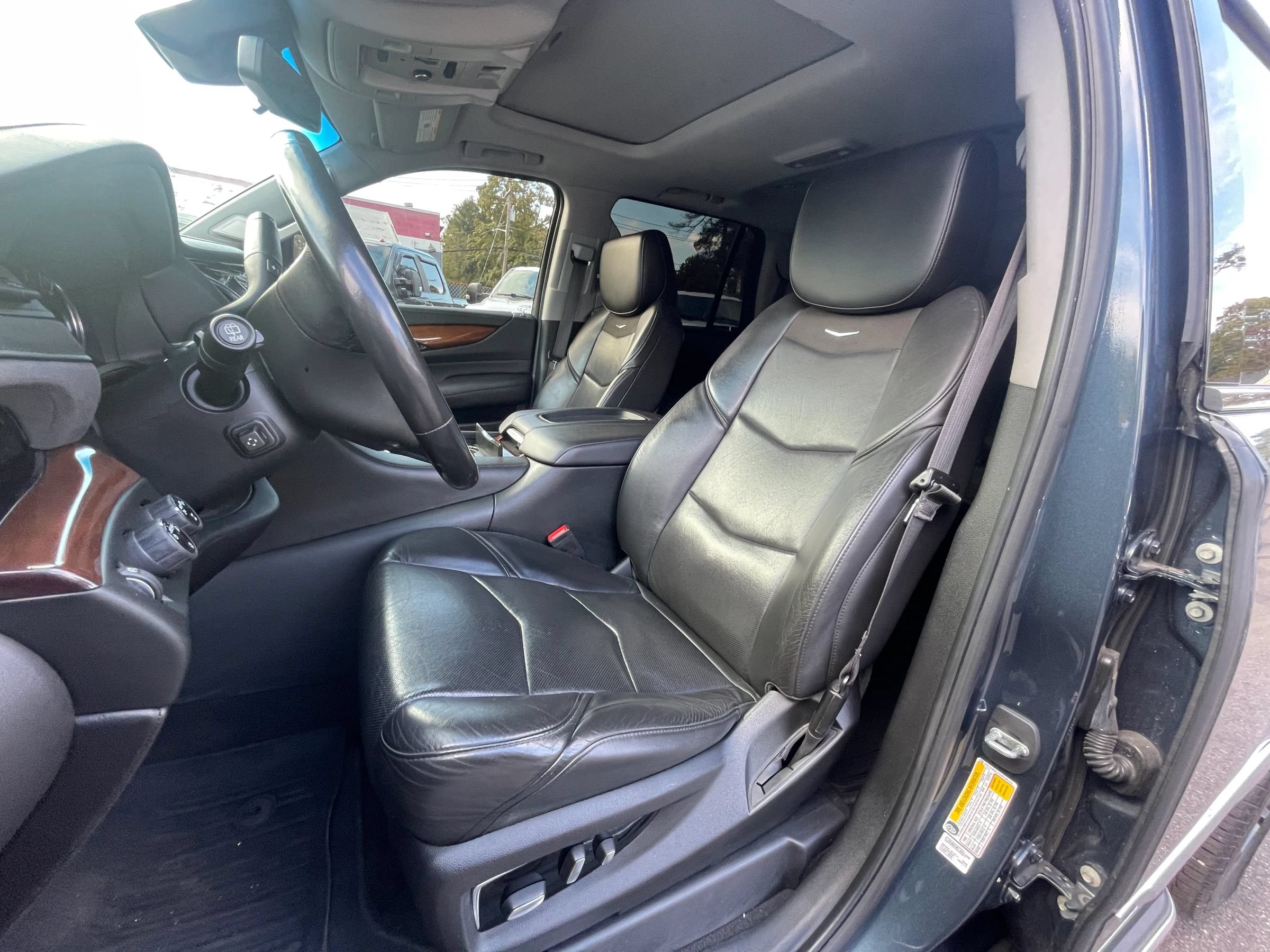 Used 2019 Cadillac Escalade Luxury AWD/4WD image 9