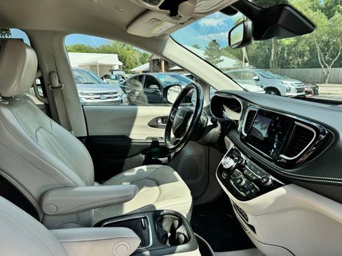 Used 2021 Chrysler Pacifica Touring-L FWD image 30