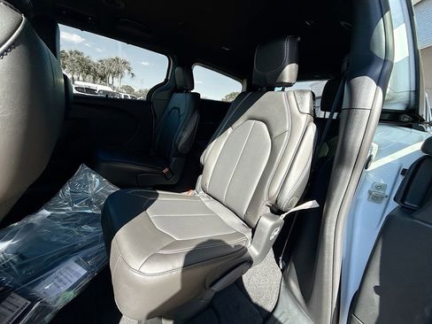 New 2026 Chrysler Pacifica Select image 26