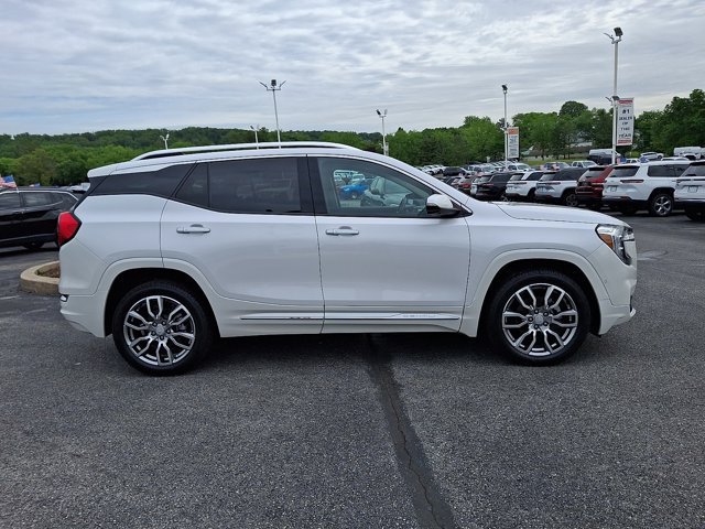 Used 2022 GMC Terrain Denali w/ Denali Premium Package AWD/4WD image 9