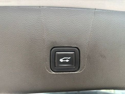 Used 2023 Chevrolet Traverse LT w/ LT Premium Package FWD image 8