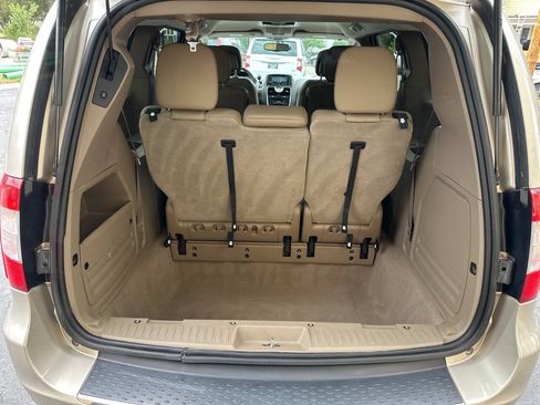 Used 2016 Chrysler Town & Country Touring FWD image 10
