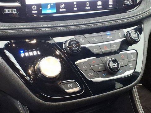 Used 2025 Chrysler Pacifica Limited image 14