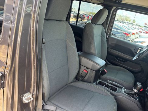Used 2025 Jeep Wrangler Unlimited Sahara AWD/4WD image 35