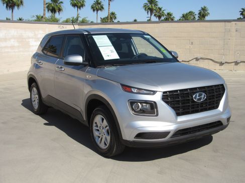Used 2025 Hyundai Venue SE FWD image 2
