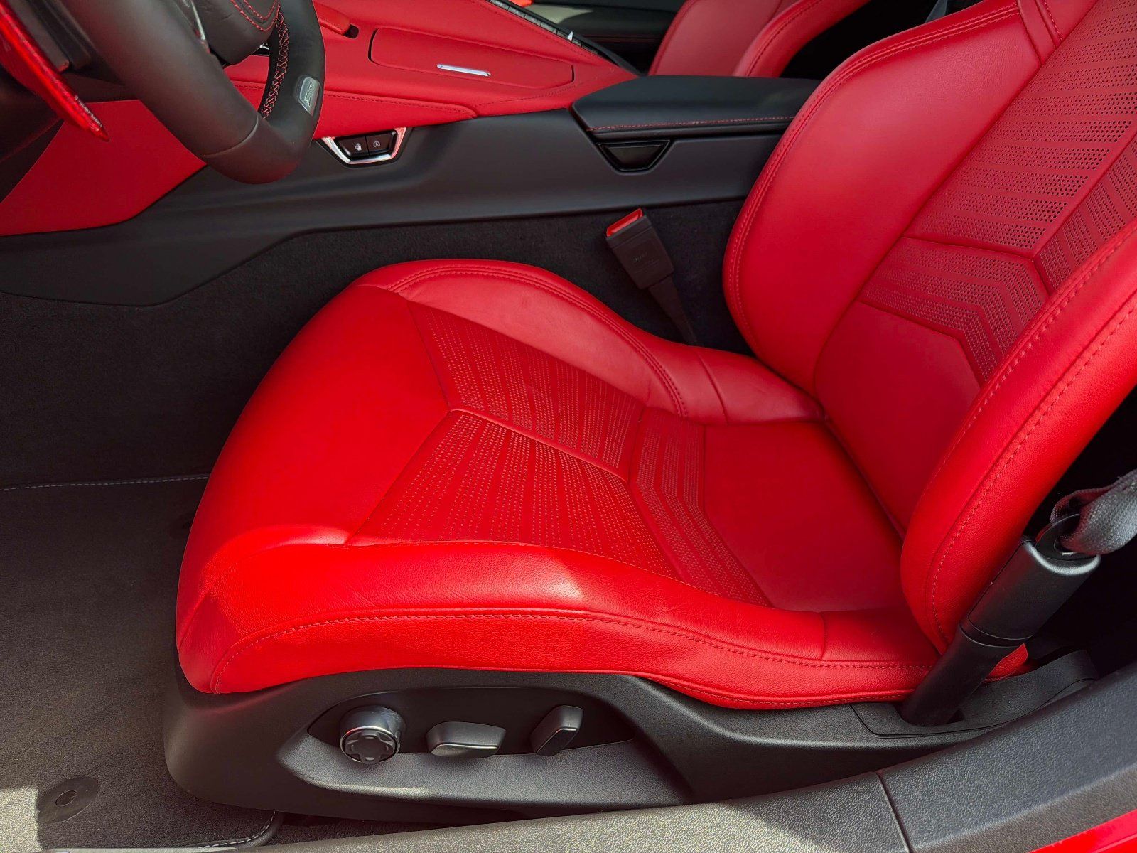Used 2025 Chevrolet Corvette E-Ray w/ Stealth Interior Trim Package AWD/4WD image 29