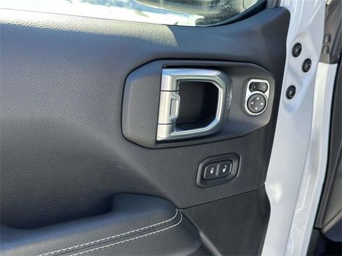 Certified 2022 Jeep Gladiator Overland w/ Popular Equipment Package image 14