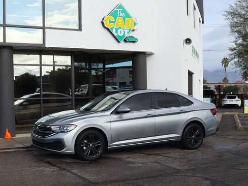 Used 2023 Volkswagen Jetta SE image 7