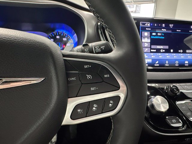 Used 2025 Chrysler Pacifica Select FWD image 35