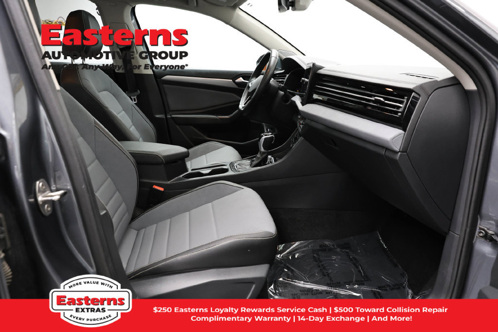 Used 2025 Volkswagen Jetta SE FWD image 24