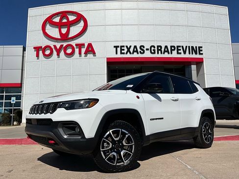 Used 2025 Jeep Compass Trailhawk image 2