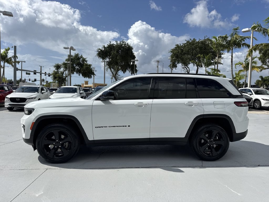 Used 2022 Jeep Grand Cherokee Altitude AWD/4WD image 27