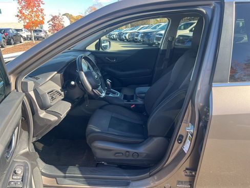 Used 2023 Subaru Outback Premium image 9