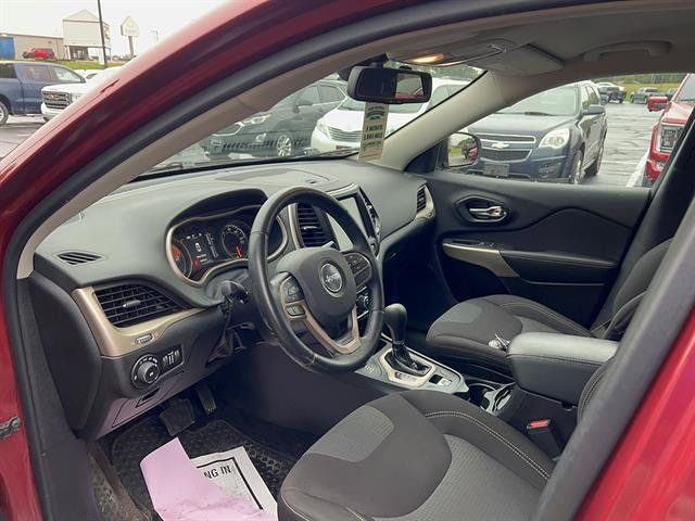 Used 2017 Jeep Cherokee Latitude w/ Cold Weather Group AWD/4WD image 11