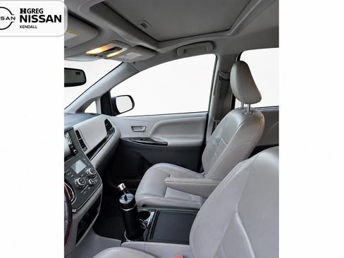 Used 2018 Toyota Sienna XLE w/ XLE Navigation Package FWD image 7