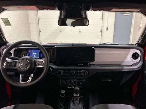 Used 2025 Jeep Wrangler Unlimited Sahara AWD/4WD image 18