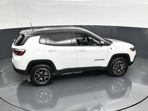 Used 2025 Jeep Compass Trailhawk AWD/4WD image 46