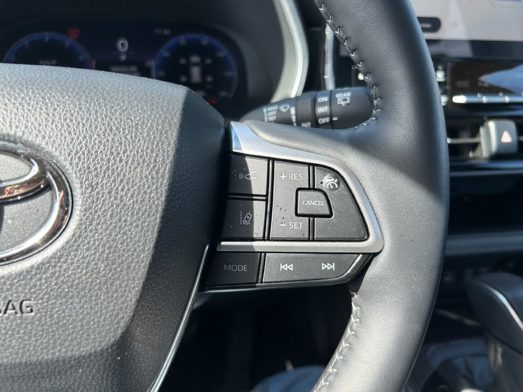 Used 2025 Toyota Highlander Limited AWD/4WD image 26