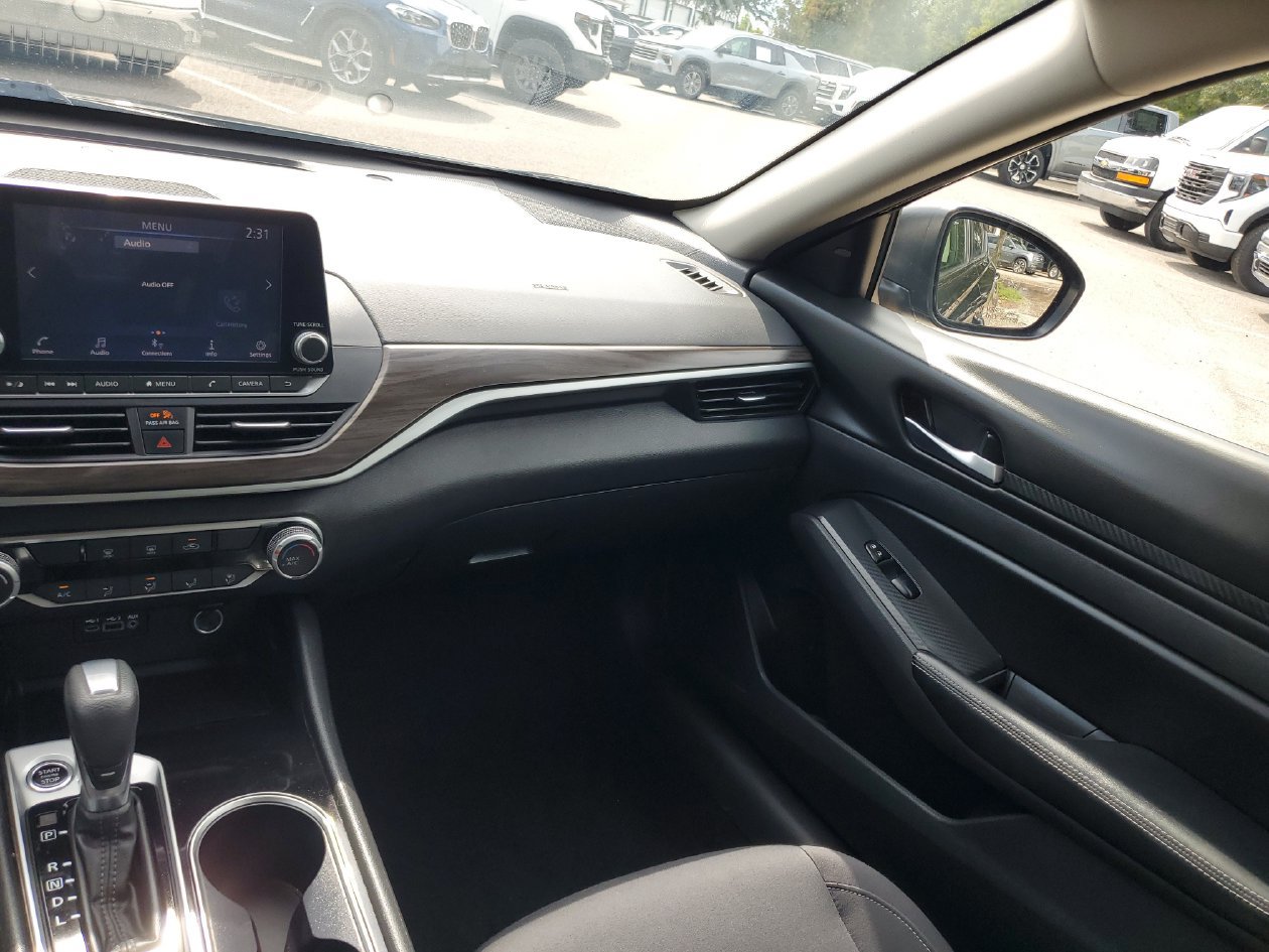 Used 2024 Nissan Altima 2.5 SV FWD image 15