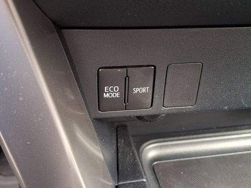 Used 2017 Toyota RAV4 LE AWD/4WD image 24