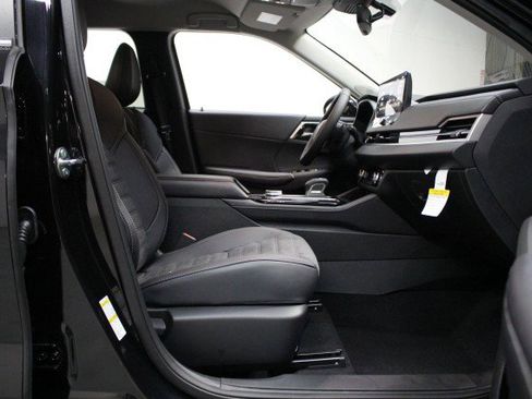 New 2025 Mitsubishi Outlander SE image 18