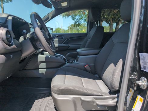 Used 2025 Chevrolet Colorado W/T AWD/4WD image 16