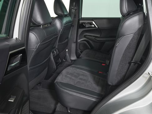 Used 2023 Mitsubishi Outlander SE FWD image 14