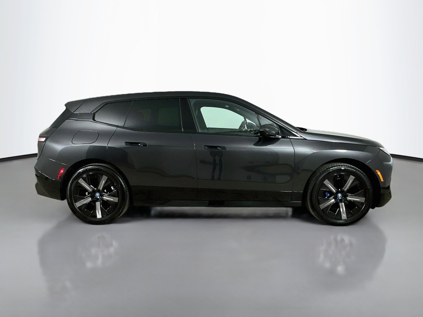 Used 2024 BMW iX xDrive50 w/ Sport Package AWD/4WD image 4