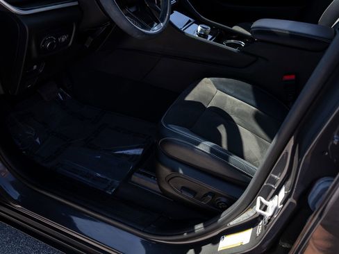 Used 2023 Jeep Grand Cherokee L Laredo image 18