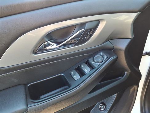 Certified 2023 Chevrolet Traverse LT image 9