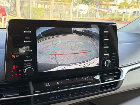 Used 2022 Toyota Sienna XLE w/ XLE Plus Package image 19