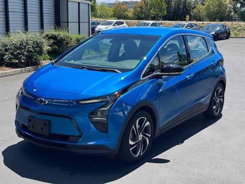 Used 2022 Chevrolet Bolt LT w/ Infotainment Package FWD image 2