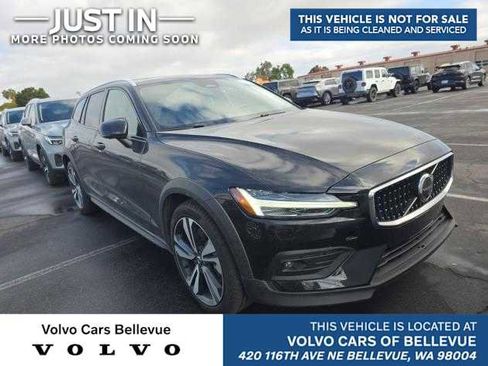 Used 2025 Volvo V60 B5 Cross Country Plus image 1