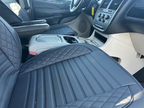 Used 2020 Dodge Grand Caravan SXT image 8