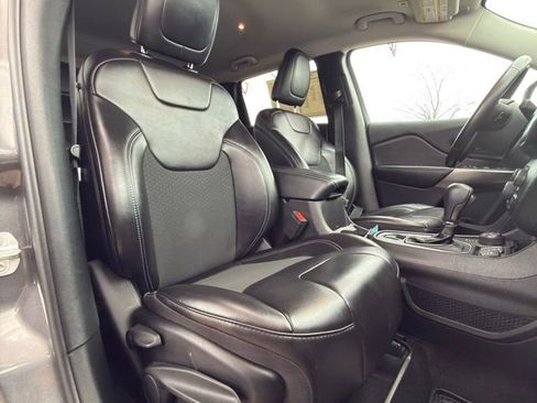 Used 2019 Jeep Cherokee Latitude Plus w/ Cold Weather Group AWD/4WD image 32