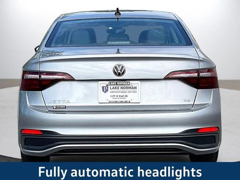 Used 2024 Volkswagen Jetta SE FWD image 9