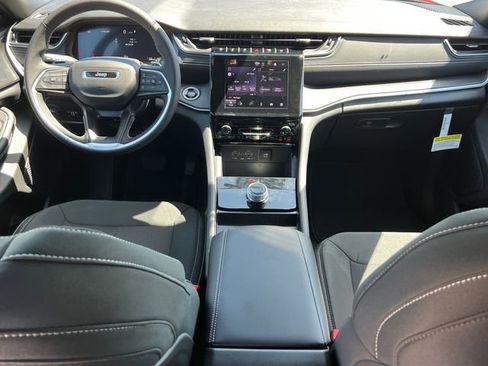 New 2025 Jeep Grand Cherokee L Laredo image 11