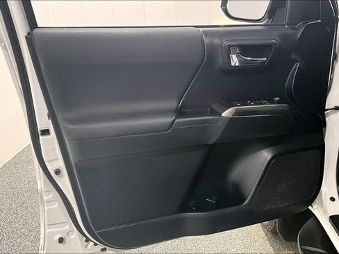 Used 2018 Toyota Tacoma TRD Sport AWD/4WD image 27