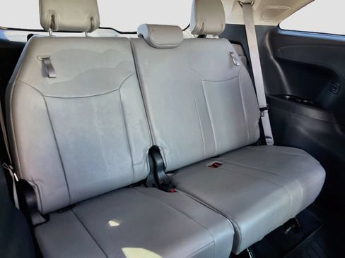 Used 2025 Toyota Sienna XLE w/ XLE Plus Package FWD image 26