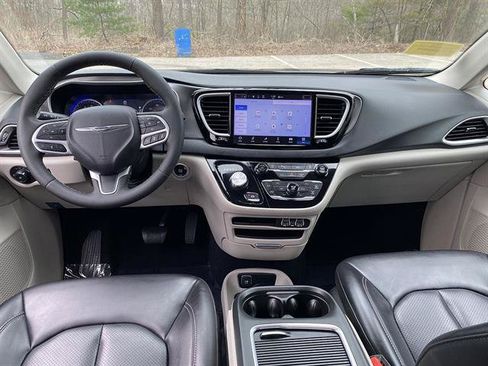Used 2023 Chrysler Pacifica Touring-L FWD image 40