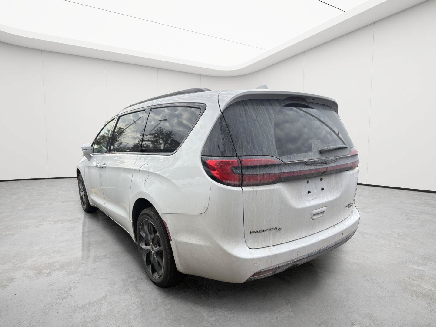 Used 2021 Chrysler Pacifica Limited w/ Uconnect Theater Family Group AWD/4WD image 5