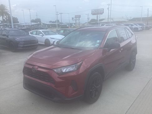 Used 2021 Toyota RAV4 LE FWD image 3
