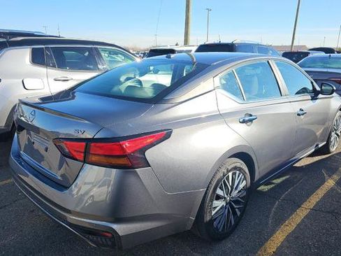 Used 2024 Nissan Altima 2.5 SV image 4