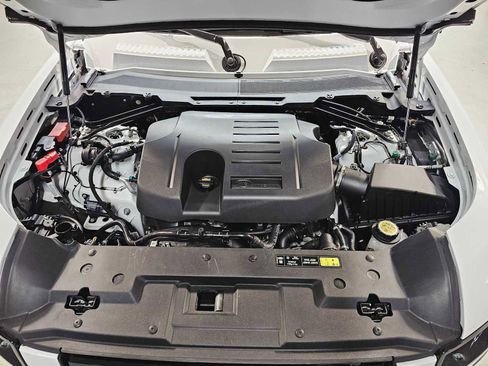 Used 2024 Land Rover Defender 130 X-Dynamic SE image 9