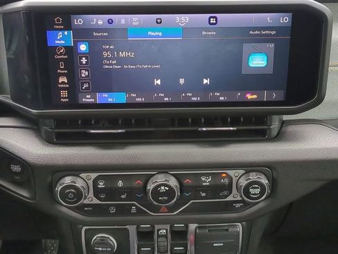 Used 2025 Jeep Wrangler Willys image 18