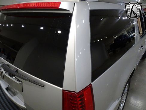 Used 2011 Cadillac Escalade ESV Premium image 16