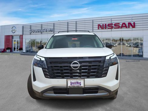 New 2026 Nissan Pathfinder Platinum FWD image 2