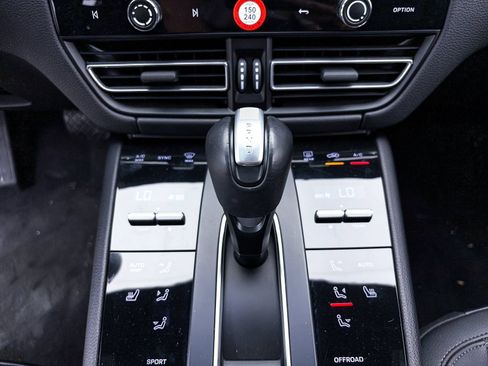 Used 2024 Porsche Macan AWD/4WD image 29